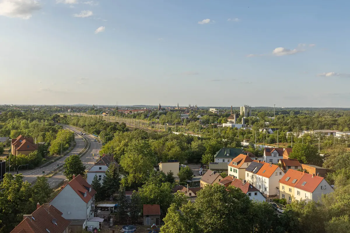 Blick über die Dächer Merseburgs mit Bahnstrecke und Kirchtürmen