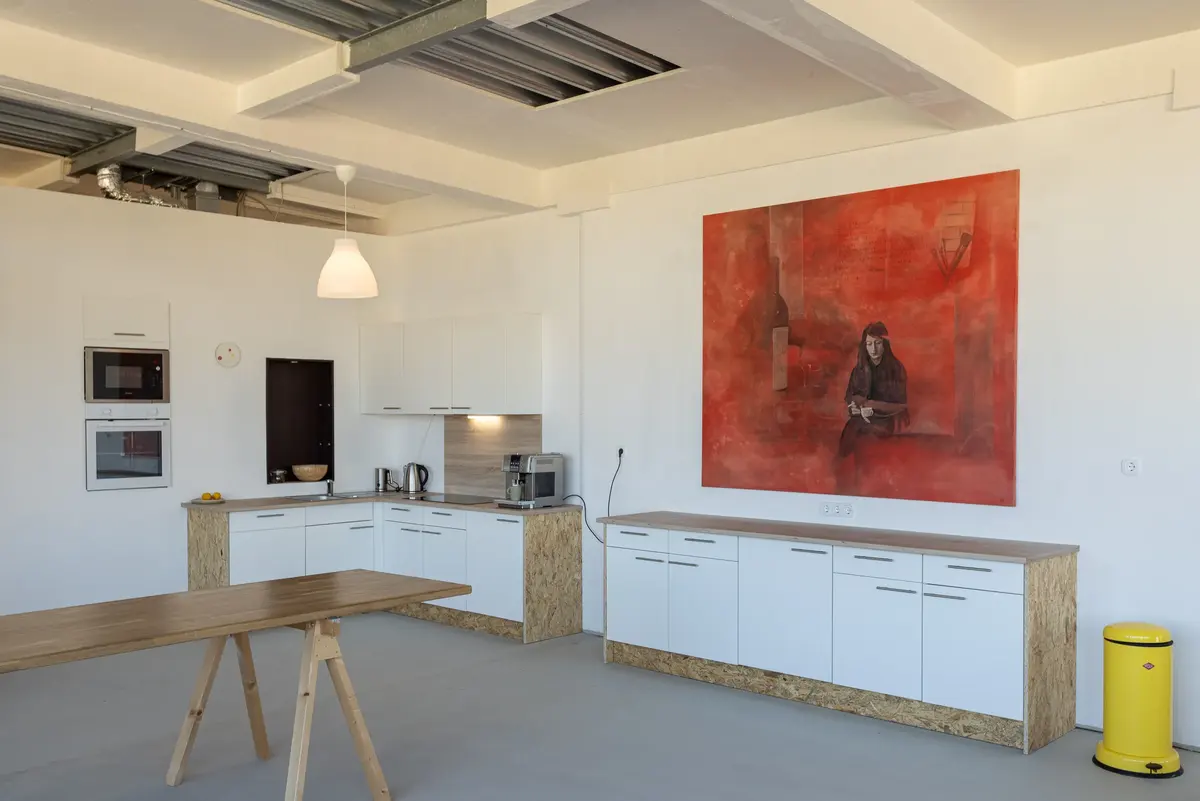 Langer Tisch im Gemeinschaftsbereich des Penthouse